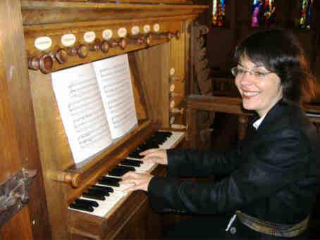 Ccile MICHEL, titulaire des orgues de l'glise st Pierre de Nancy (Photo Roland)