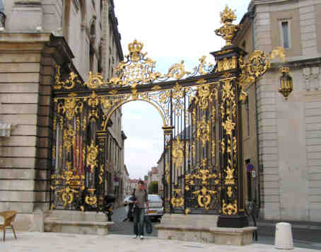 Nancy, portique rue Lyautey