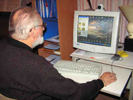 Roland à son ordinateur