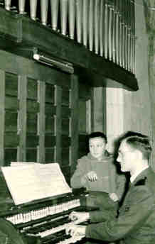 Roland à 20 ans à la console de l'orgue de Charmes (88)