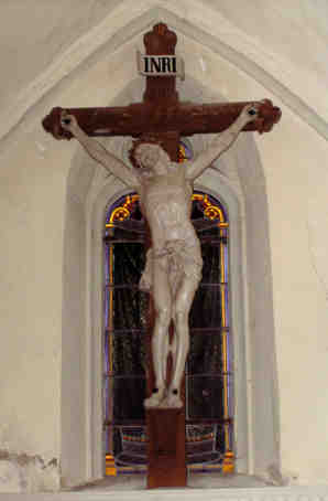 Christ en croix au-dessus du baptistre